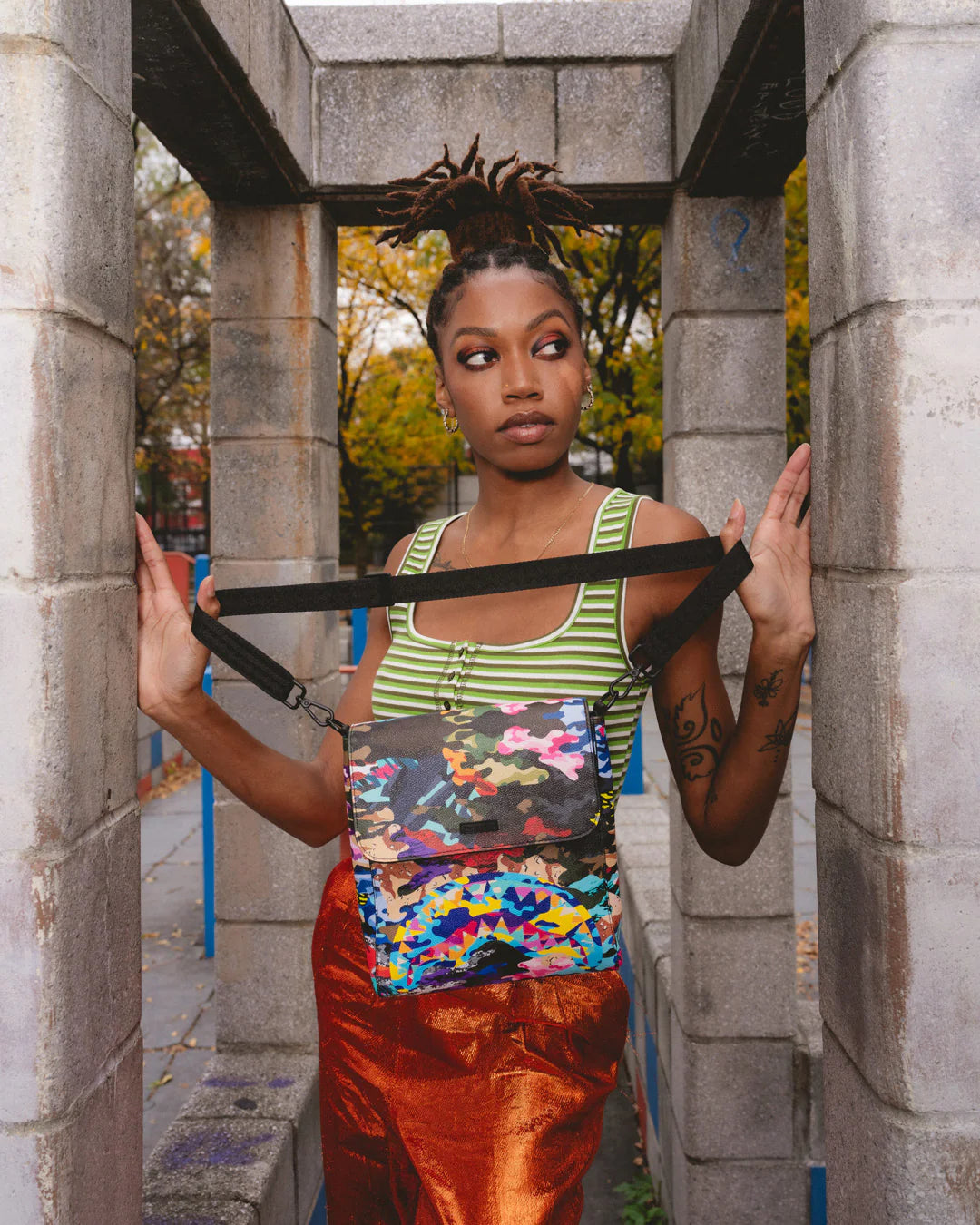 BORSA SPRAYGROUND SLICED AND DICED CAMO MESSENGER BLU