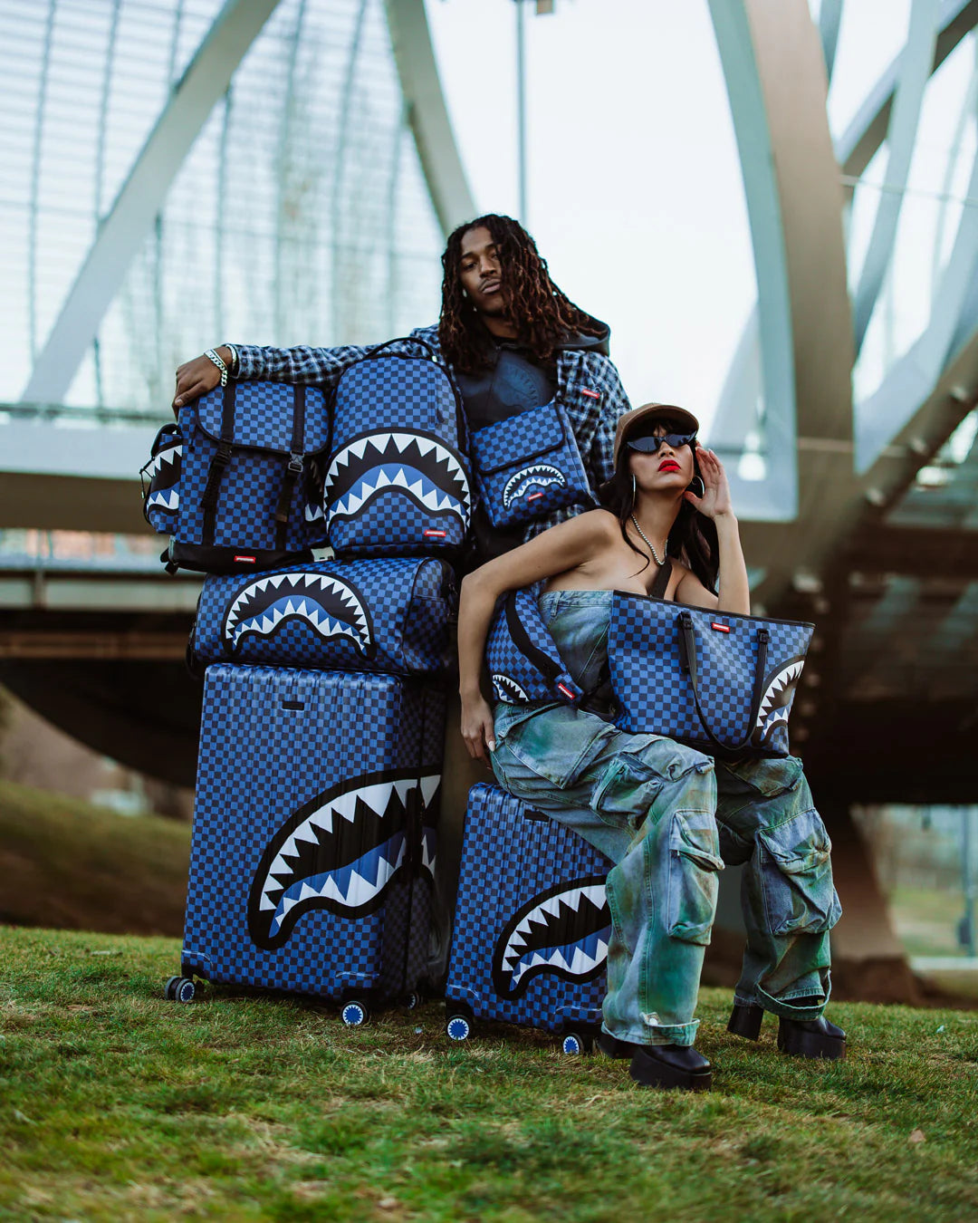 MIDNIGHT SIP CROSSBODY